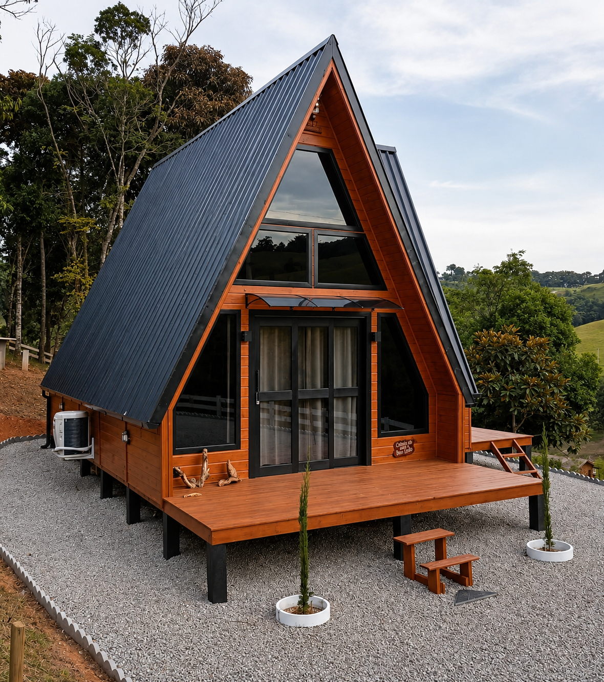Chalé A-frame com telhado escuro e deck amplo em meio à natureza